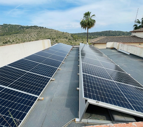Système de panneaux solaires hybrides triphasés de 10 kW en Espagne