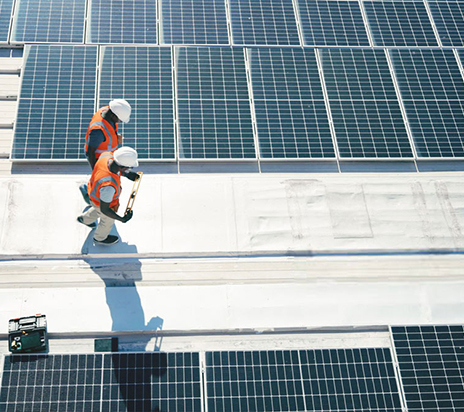 Panneaux solaires de 200 kW sur le toit, équipe d'ingénieurs en maintenance en Afrique du Sud